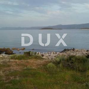 HVAR, STARI GRAD, VRBANJ - zemljište PRVI RED DO MORA površine 11.950 m2 s ucrtanom građevinom! PRILIKA!