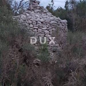 HVAR, STARI GRAD - zemljište površine 5.729 m2 na odličnoj lokaciji! PRILIKA!