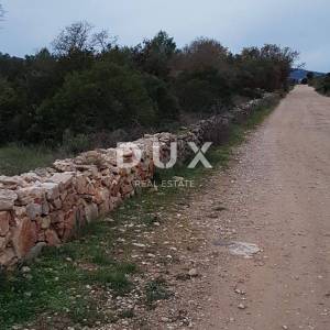 HVAR, STARI GRAD - zemljište površine 5.729 m2 na odličnoj lokaciji! PRILIKA!