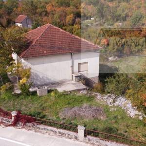 Imotski Runović samostojeća kuća 250 m2 + okućnica 1600 m2