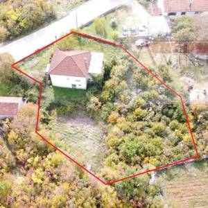 Imotski Runović samostojeća kuća 250 m2 + okućnica 1600 m2
