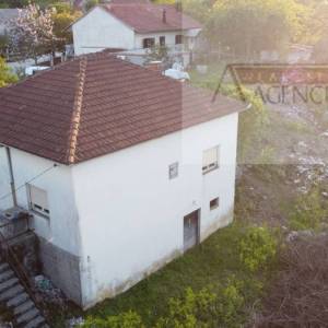 Imotski Runović samostojeća kuća 250 m2 + okućnica 1600 m2