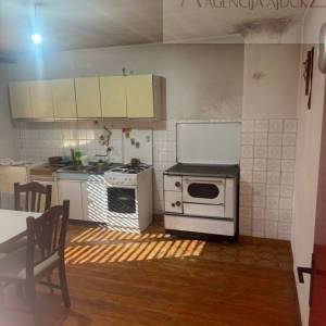 Imotski Runović samostojeća kuća 250 m2 + okućnica 1600 m2