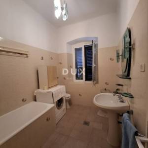 ISTRA, BALE - Kuća u centru s poslovnim prostorom