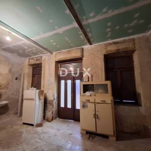 ISTRA, BALE - Kuća u centru s poslovnim prostorom