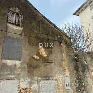 ISTRA, GALIŽANA - Kuća s dvije stambene jedinice u centru za renovaciju!