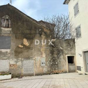 ISTRA, GALIŽANA - Kuća s dvije stambene jedinice u centru za renovaciju!