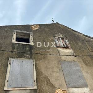 ISTRA, GALIŽANA - Kuća s dvije stambene jedinice u centru za renovaciju!
