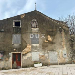 ISTRA, GALIŽANA - Kuća s dvije stambene jedinice u centru za renovaciju!