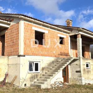 ISTRA, GRAČIŠĆE - Ekskluzivna privatnost, mir i otvoreni pogled – kuća s velikom okućnicom