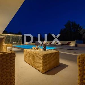 ISTRA, GROŽNJAN - Dizajnerska novoizgrađena vila s potpunom privatnošću, okružena zelenilom s prekrasnim pogledom