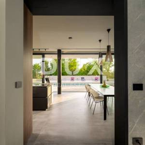 ISTRA, GROŽNJAN - Dizajnerska novoizgrađena vila s potpunom privatnošću, okružena zelenilom s prekrasnim pogledom