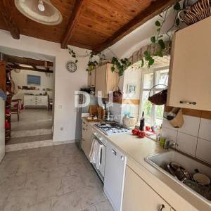 ISTRA, KANFANAR - Simpatična istarska kuća + 490 m2 građevinskog zemljišta!