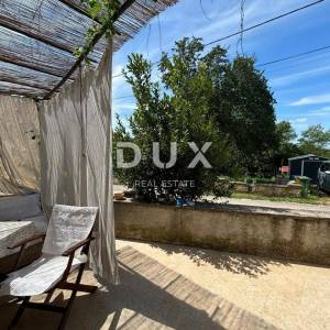 ISTRA, KANFANAR - Simpatična istarska kuća + 490 m2 građevinskog zemljišta!