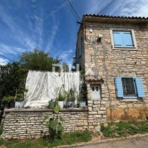 ISTRA, KANFANAR - Simpatična istarska kuća + 490 m2 građevinskog zemljišta!