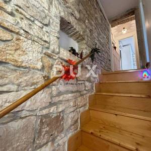 ISTRA, KANFANAR - Simpatična istarska kuća + 490 m2 građevinskog zemljišta!