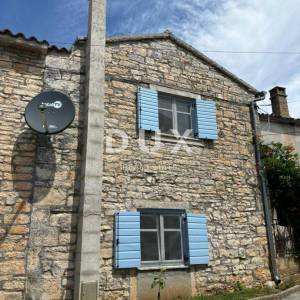 ISTRA, KANFANAR - Simpatična istarska kuća + 490 m2 građevinskog zemljišta!