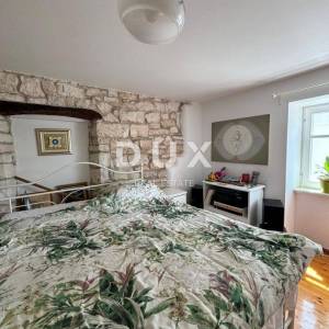 ISTRA, KANFANAR - Simpatična istarska kuća + 490 m2 građevinskog zemljišta!