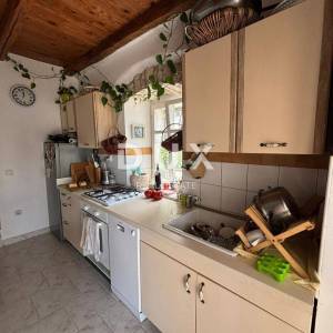 ISTRA, KANFANAR - Simpatična istarska kuća + 490 m2 građevinskog zemljišta!