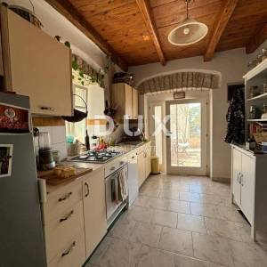 ISTRA, KANFANAR - Simpatična istarska kuća + 490 m2 građevinskog zemljišta!