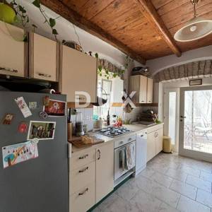 ISTRA, KANFANAR - Simpatična istarska kuća + 490 m2 građevinskog zemljišta!