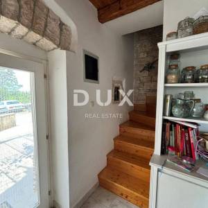 ISTRA, KANFANAR - Simpatična istarska kuća + 490 m2 građevinskog zemljišta!