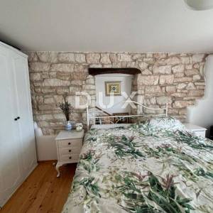 ISTRA, KANFANAR - Simpatična istarska kuća + 490 m2 građevinskog zemljišta!