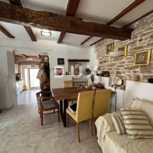 ISTRA, KANFANAR - Simpatična istarska kuća + 490 m2 građevinskog zemljišta!