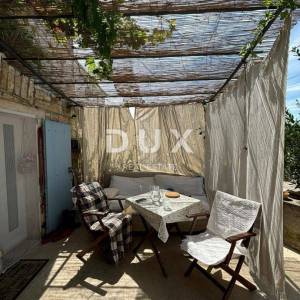 ISTRA, KANFANAR - Simpatična istarska kuća + 490 m2 građevinskog zemljišta!