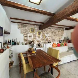 ISTRA, KANFANAR - Simpatična istarska kuća + 490 m2 građevinskog zemljišta!