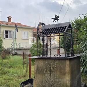 ISTRA, LABIN - Kuća s dva stana s velikim terasama, garaža i ognjište s galerijom u neposrednoj blizini centra