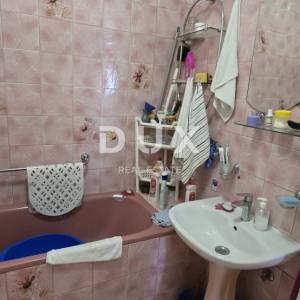 ISTRA, LABIN - Kuća s dva stana s velikim terasama, garaža i ognjište s galerijom u neposrednoj blizini centra