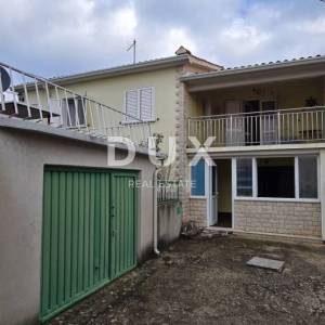 ISTRA, LABIN - Kuća s dva stana s velikim terasama, garaža i ognjište s galerijom u neposrednoj blizini centra