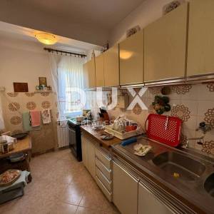 ISTRA, LABIN - Kuća s dva stana s velikim terasama, garaža i ognjište s galerijom u neposrednoj blizini centra