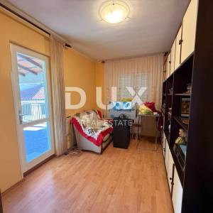 ISTRA, LABIN - Kuća s dva stana s velikim terasama, garaža i ognjište s galerijom u neposrednoj blizini centra