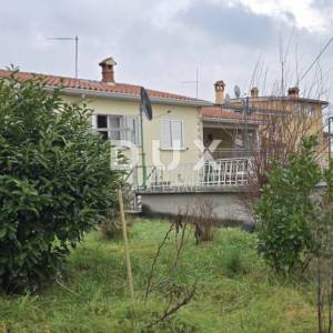 ISTRA, LABIN - Kuća s dva stana s velikim terasama, garaža i ognjište s galerijom u neposrednoj blizini centra