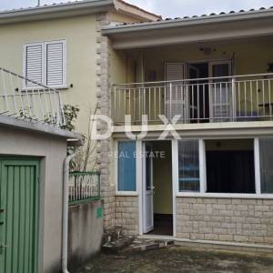 ISTRA, LABIN - Kuća s dva stana s velikim terasama, garaža i ognjište s galerijom u neposrednoj blizini centra