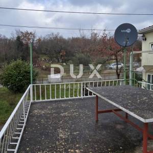 ISTRA, LABIN - Kuća s dva stana s velikim terasama, garaža i ognjište s galerijom u neposrednoj blizini centra