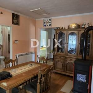 ISTRA, LABIN - Kuća s dva stana s velikim terasama, garaža i ognjište s galerijom u neposrednoj blizini centra