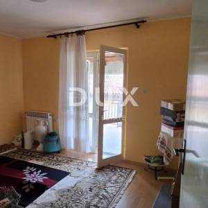 ISTRA, LABIN - Kuća s dva stana s velikim terasama, garaža i ognjište s galerijom u neposrednoj blizini centra