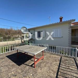 ISTRA, LABIN - Kuća s dva stana s velikim terasama, garaža i ognjište s galerijom u neposrednoj blizini centra