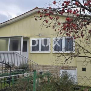 ISTRA, LABIN - Kuća s dva stana s velikim terasama, garaža i ognjište s galerijom u neposrednoj blizini centra