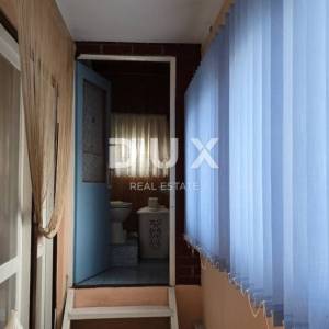 ISTRA, LABIN - Kuća s dva stana s velikim terasama, garaža i ognjište s galerijom u neposrednoj blizini centra