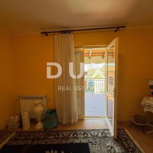 ISTRA, LABIN - Kuća s dva stana s velikim terasama, garaža i ognjište s galerijom u neposrednoj blizini centra