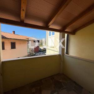 ISTRA, LABIN - Kuća s dva stana s velikim terasama, garaža i ognjište s galerijom u neposrednoj blizini centra