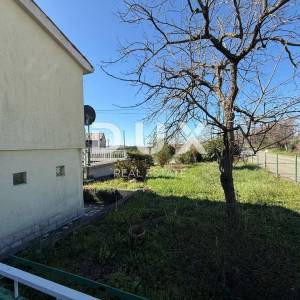 ISTRA, LABIN - Kuća s dva stana s velikim terasama, garaža i ognjište s galerijom u neposrednoj blizini centra