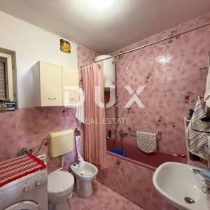 ISTRA, LABIN - Kuća s dva stana s velikim terasama, garaža i ognjište s galerijom u neposrednoj blizini centra