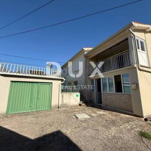 ISTRA, LABIN - Kuća s dva stana s velikim terasama, garaža i ognjište s galerijom u neposrednoj blizini centra