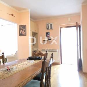 ISTRA, LABIN - Kuća s dva stana s velikim terasama, garaža i ognjište s galerijom u neposrednoj blizini centra