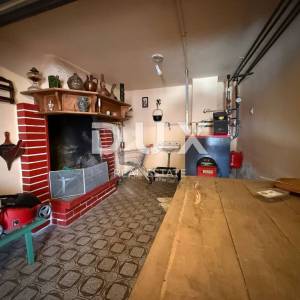 ISTRA, LABIN - Kuća s dva stana s velikim terasama, garaža i ognjište s galerijom u neposrednoj blizini centra